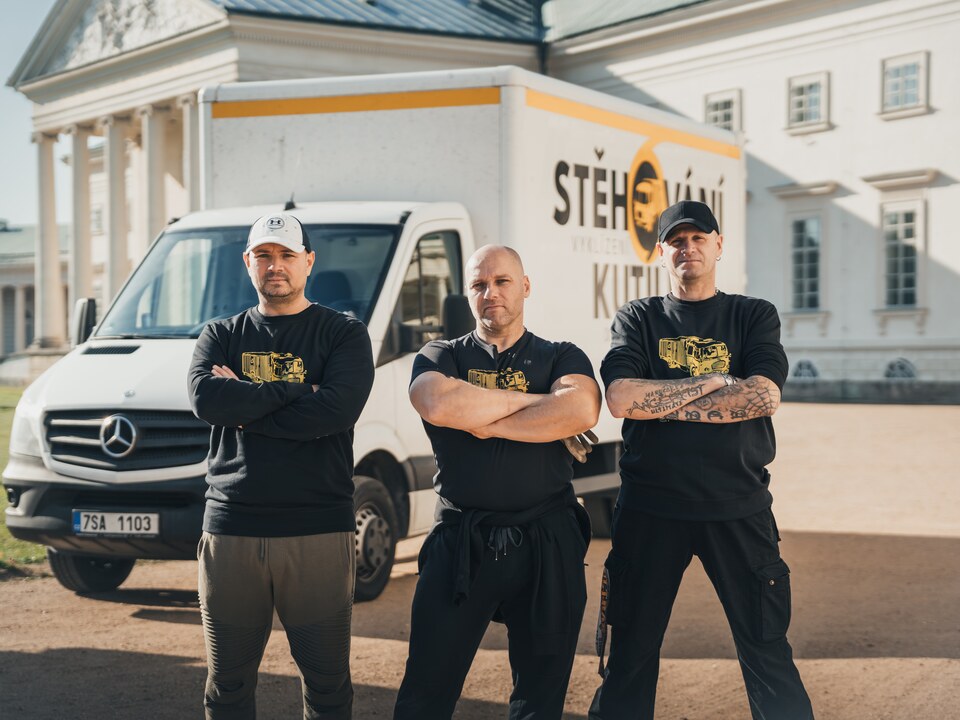 Stěhováci u firemní dodávky